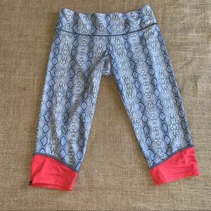 Onzie snake print cropped leggings size S/M